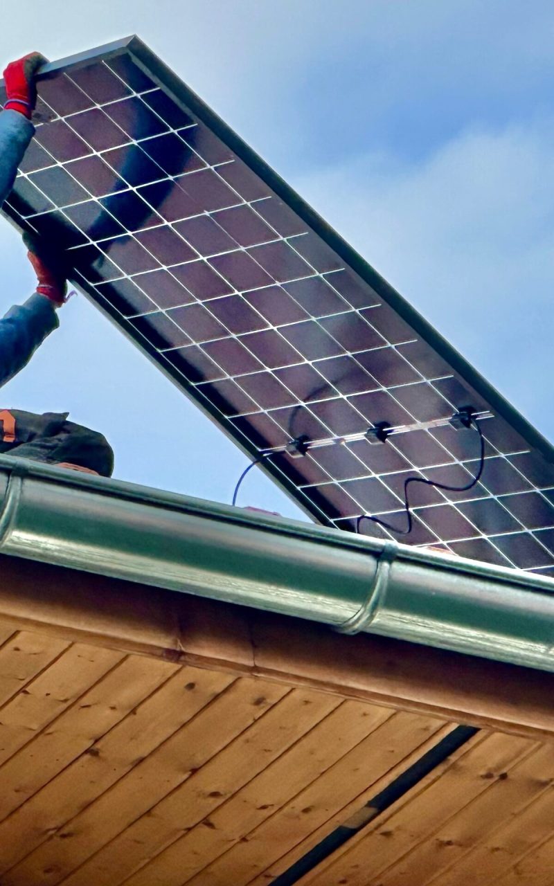 installation de panneaux solaires sur un toit