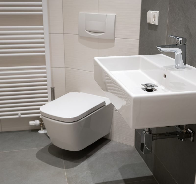 bad mit grauen und weißen fließen