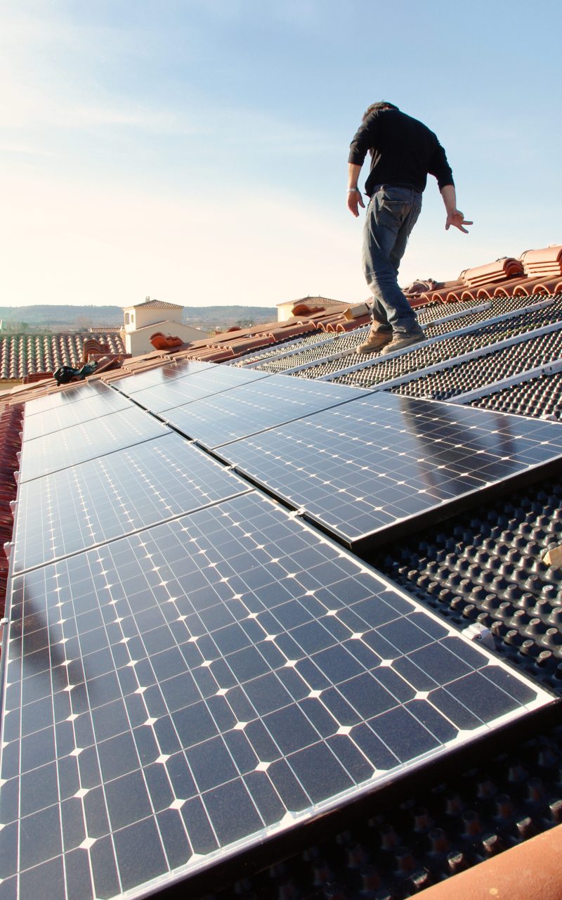 Ouvrier posant des panneaux solaires