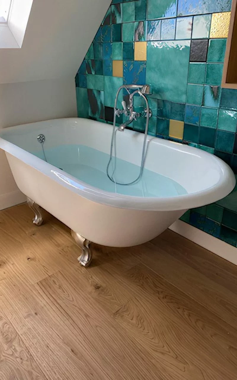 alain-dilosquer-plombier-chauffagiste-pres-de-pont-l-abbe-upscaled-2x-PAGE-PRESTA-SDB-_Creation-et-renovation-de-salle-de-bains-a-Guilvinec-1-1